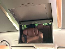 【13型有機ELフリップダウン】三列目からでも迫力のエンタメが観れる大画面フリップダウン。有機ELのモニターでは、一般的なフリップダウンよりも高コントラストでキレイな映像を楽しめます。