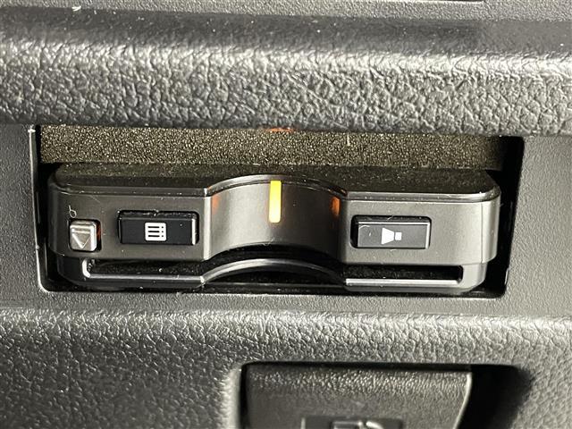 【ETC】有料道路を利用する際に料金所で停止することなく通過できる、ETC車載器（ノンストップ自動料金収受システム機器）が装備されています。セットアップを行うことで利用可能になります。