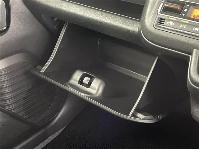 【グローブボックス】車検証ケースや、日頃使う小物類の収納に便利ですね！