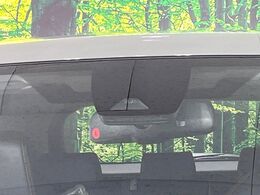 【トヨタセーフティセンス】走行中に前方の車両等を認識し、衝突しそうな時は警報とブレーキで衝突回避と被害軽減をアシスト。より安全にドライブをお楽しみいただけます。
