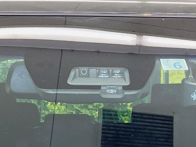 【三菱e-Assist】走行中に前方の車両等を認識し、衝突しそうな時は警報とブレーキで衝突回避と被害軽減をアシスト。より安全にドライブをお楽しみいただけます。