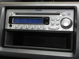 ステップワゴンスパーダに付いているオーディオはギャザズCDチューナー(CX-484)を装着しております。CDプレーヤー・AM/FMチューナー付。お好みの音楽を聞きながらのドライブは楽しさ倍増ですね！