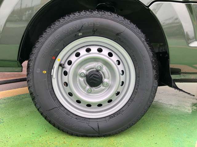 足元を変えるだけで車のイメージがかなり変わります。かっこいい存在感のある一台です。