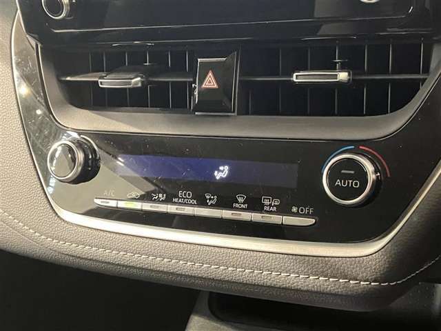 【オートエアコン】「AUTO」スイッチで車内の温度を一定に保ってくれるオートエアコン。快適装備の代名詞。もちろんマニュアル操作も可能ですよ。