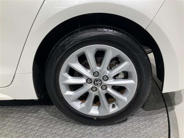 【タイヤ・ホイール】205/55R16の純正アルミタイヤになります。スタッドレスタイヤもこのサイズをお求め下さい。