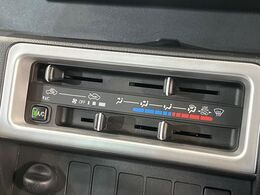 寒い冬も暑い夏も全席に快適な空調を届けてくれる、ダイヤル式エアコンを装備♪