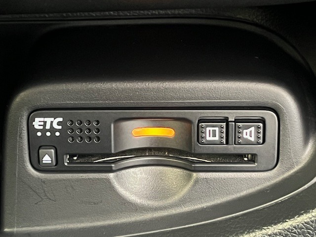 【ETC車載器】がついておりますので高速道路などの有料道路の料金所を停止することなく通過できます。当店でセットアップも可能ですのでご納車当日よりご利用いただけます。
