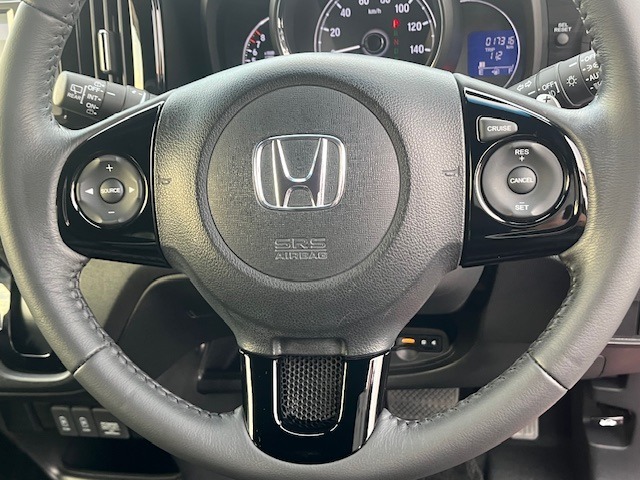 【ステアリングスイッチ】が付いており運転中に前方から目線をそらすことなくオーディオ等の操作が可能なので安心・快適にカーライフをお楽しみいただけます。