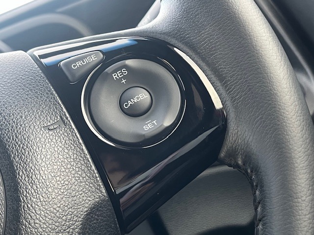 【クルーズコントロール】搭載車です。アクセルペダルを踏み続けることなく一定速度で走り続けられるので高速道路での運転による疲労軽減やアクセル操作を減らして燃費向上にも繋がります。