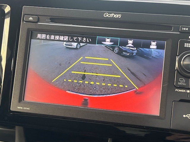 バックカメラが付いておりますので目視では確認しきれない部分を映しだしてくれるので事故防止に役立ちます。