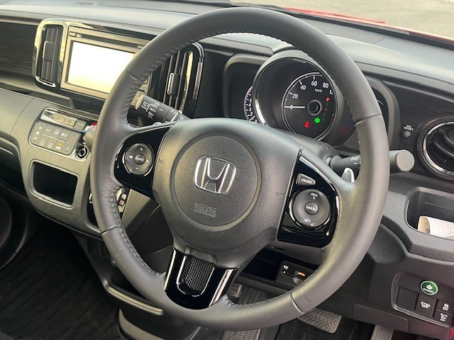【ステアリングスイッチ】が付いており運転中に前方から目線をそらすことなくオーディオ等の操作が可能なので安心・快適にカーライフをお楽しみいただけます。