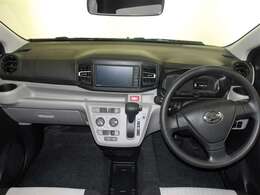 シンプルな運転席周りですね。乗っていて落ち着けるデザインです。運転視界も広々！