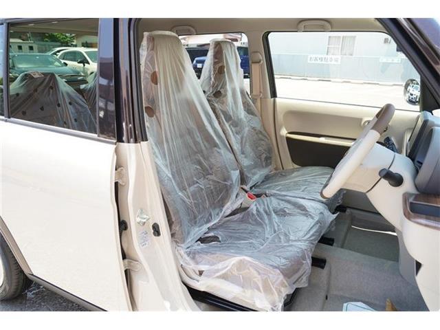 運転席にはシートヒーター・ボックス付アームレスト・シートリフター装備で快適なドライブをサポートしてくれます☆新車時のままビニールシートが付いています☆