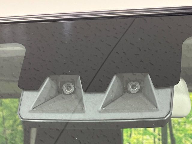 【スマートアシスト】走行中に前方の車両等を認識し、衝突しそうな時は警報とブレーキで衝突回避と被害軽減をアシスト。より安全にドライブをお楽しみいただけます。