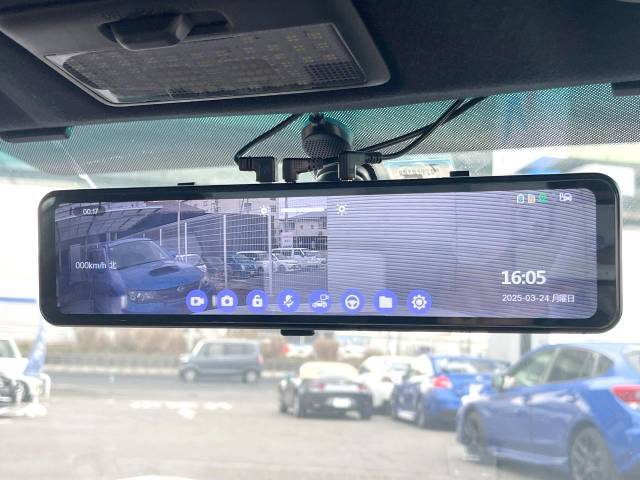【スマートリヤビューミラー】後席の大きな荷物や同乗者で後方が確認しづらい時でも安心！カメラが撮影した車両後方の映像をルームミラー内に表示。クリアな視界で状況の確認が可能です！