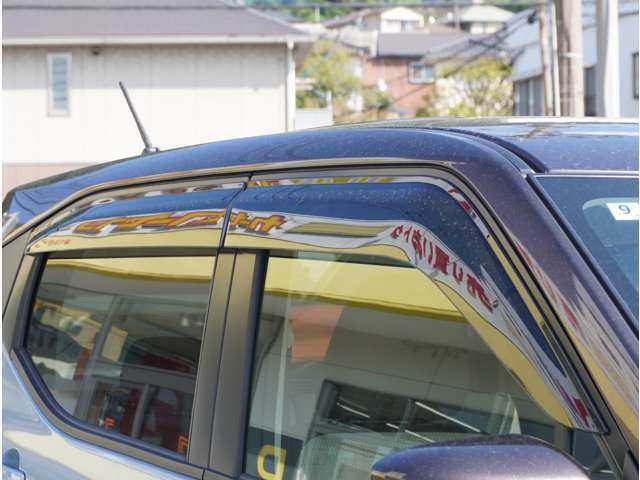 【サイドバイザー付き】雨の日も気にせず換気が可能です☆新車購入時につける方の多いオプションがしっかりついてます☆
