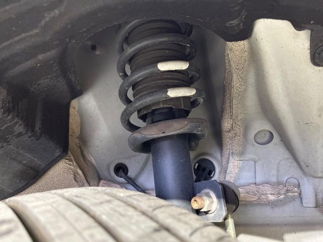 お車を安心してお乗りいただく為には、足回りの定期点検が欠かせません。サービスサポート（有償保証）では無料点検もご提供しており、安心のカーライフをお過ごしいただけるサポート体制が整っています。