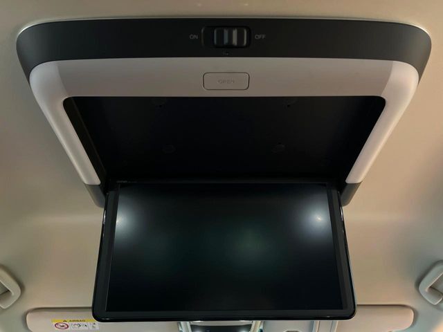 【フリップダウンモニター】大画面モニターで後席でもエンタメをお楽しみいただけます。小さなお子様にも大人気の装備です♪