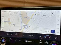 【純正ナビ】一体感のあるナビは、高級感ある車内を演出してくれます。Bluetooth再生などオーディオ機能も充実しておりますので、運転もより楽しめます♪
