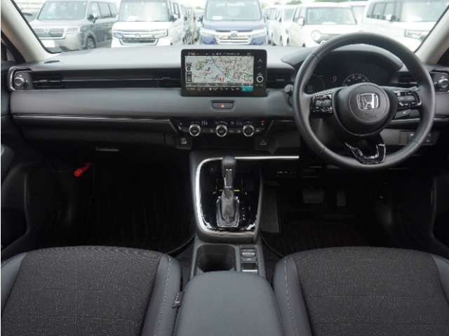 視界広々で非常に運転しやすくロングドライブでも疲れを感じさせないすっきりとまとまったインパネ周りです。