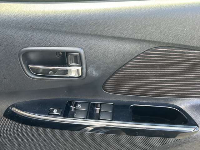 こちら窓のスイッチ類の写真になります。結構汚れる箇所ですが、各部しっかり清掃させていただいており、当店自慢の車です！また、動作等もしっかり確認しておりますので、ご安心してご購入 できます！