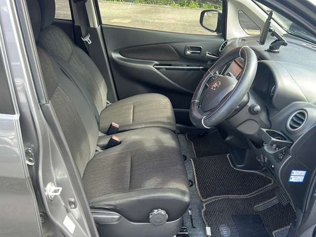 こちらは運転席のシートです。納車前には自社でしっかりクリーニングを行います。また、『AD除菌やシート撥水コーティング（別途料金）』などの、クリーニングメニューもご用意しております。
