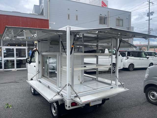 3方販売扉なので移動販売にピッタリです☆