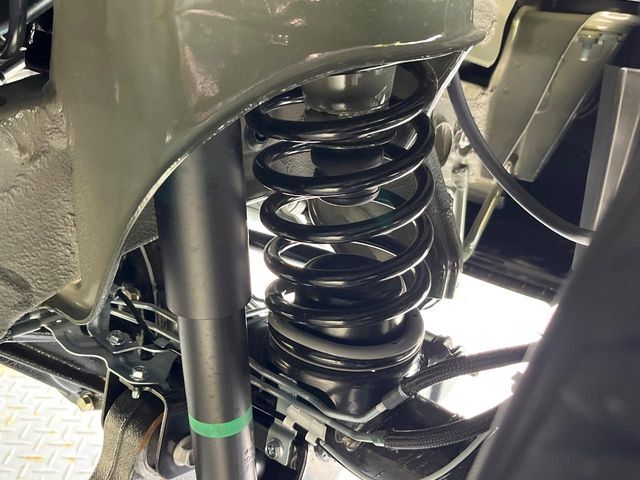 お車を安心してお乗りいただく為には、足回りの定期点検が欠かせません。サービスサポート（有償保証）では無料点検もご提供しており、安心のカーライフをお過ごしいただけるサポート体制が整っています。