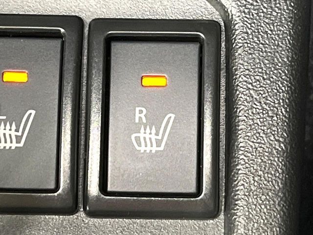 【シートヒーター】寒い日に重宝するシートヒーター！エアコンより早く温まってくれるので寒がりの人も安心ですね♪エアコンの温風は乾燥するから苦手、という方にもをおすすめです。