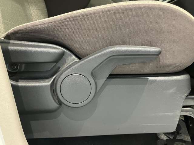 運転席はご自身の適切な運転ポジションへ移動可能なラチェットが付いております。