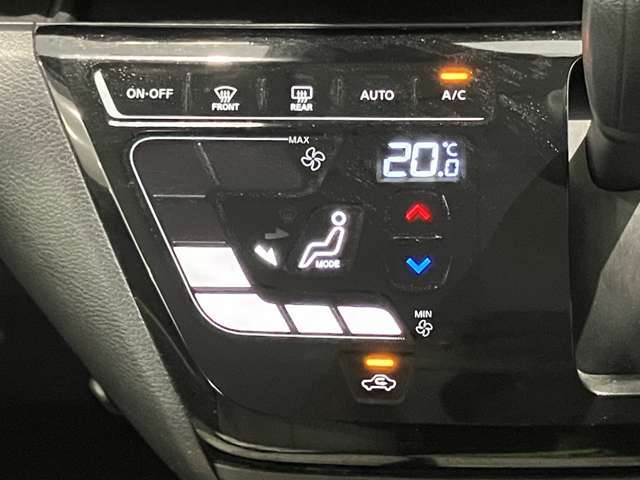 段差のないパネルスイッチのオートエアコン付きです。予め温度設定すれば後はセンサーが感知して設定温度を保ってくれますので快適なドライブが楽しめます。雨の日のガラスの曇りもなく安全な運転ができます。