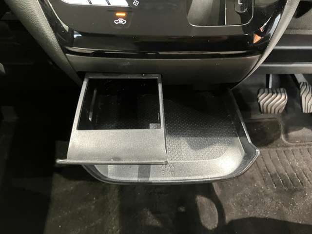 センター部には必要な時に引き出せてスマホ等が置けるトレイが付いています。