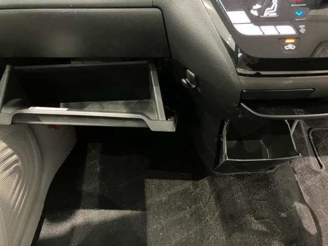 車検証入れになどにも使える便利な収納BOXあります。