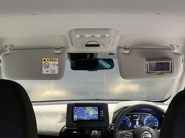 運転席のサンバイザーにはバニティーミラーも付いています。身だしなみチェックには欠かせません。