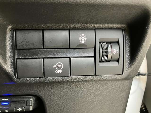 安全装備に関するボタンは運転席周りにまとめて設置されています