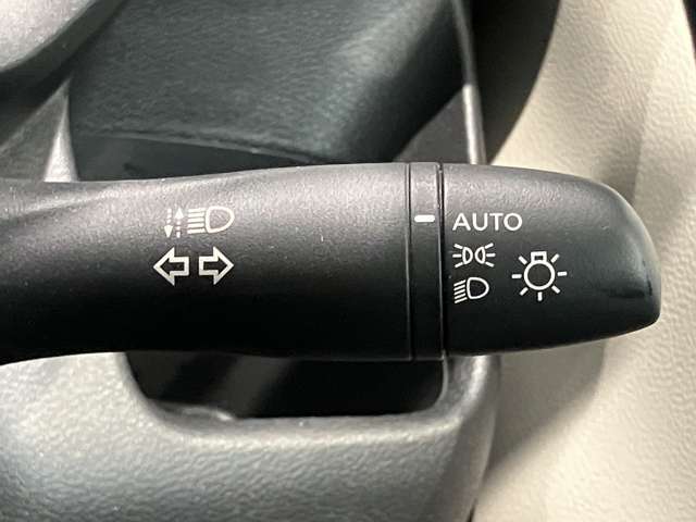 オートライト装着なのでトンネルの多い道でも楽々！ヘッドライトの消し忘れもありません。早めの点灯で事故の抑止にも役立ちます。