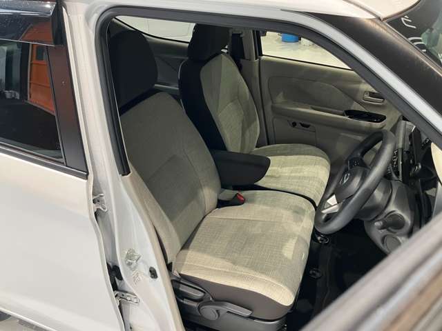 運転席、助手席です。座面も広くゆったりと座れてアームレストも付いているので重宝します。