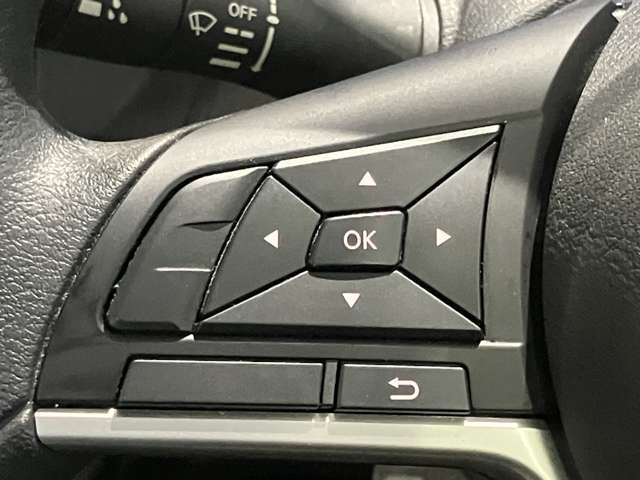 ステアリングスイッチで、目線を逸らさずオーディオの操作やメーター内のディスプレイの変更ができます。