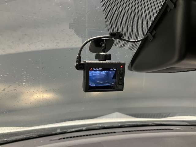 いくら安全運転をしていても、事故に巻き込まれることもあります。万が一の時に証拠として使えるドライブレコーダー、純正オプションで4万円ほどかかるものが付いています。