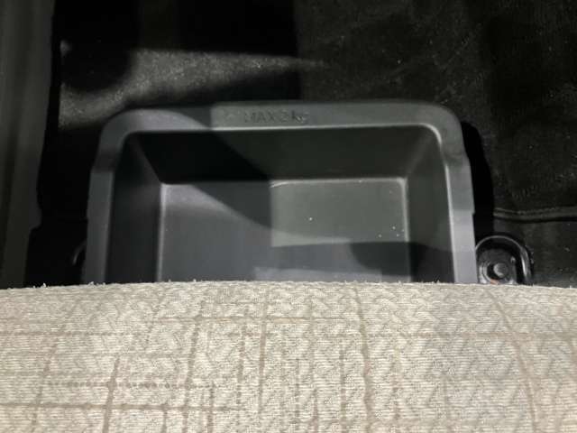 助手席の下にはトレーが付いていますので外部からも見られたくないものも収納出来ます。