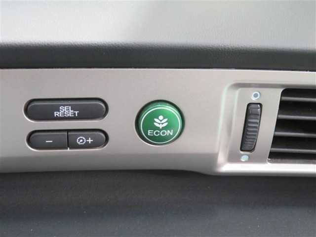 「ECONスイッチ」を押すと、エンジンやエアコンの働きを抑制し、省エネ＆燃費向上に役立ちます。