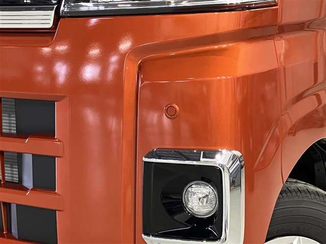 コーナーセンサーを車の前後に装備。障害物までの距離に応じて警告音を変えてお知らせ。縦列駐車時や駐車場・車庫などでの取り回しをサポートします。詳細は販売店スタッフまでおたずねください。