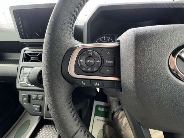 オートエアコン標準装備です。簡単操作で車内が設定した温度になるまで風量、吹き出し口を自動的に調整してくれます。いつでも快適な運転が楽しめます。