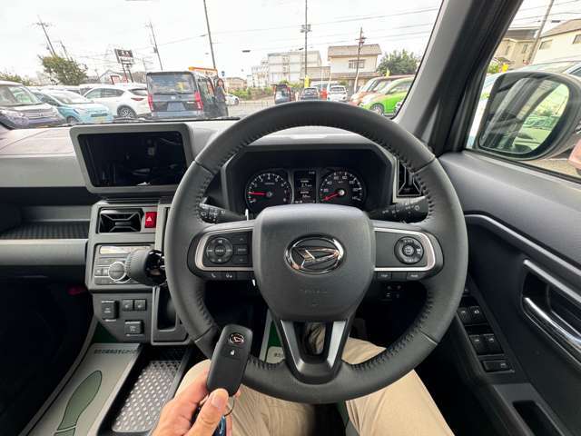 スマートキー標準装備です。車に近づいてリクエストスイッチを押せばドアの開閉ができます。更にエンジンの始動もカギを挿さずに出来ます。防犯面でも安心に繋がります。