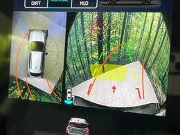 【マルチテレインモニター】車のフロントやサイドのカメラ画像を同時にモニター表示することで、悪路や狭い道を走行時でも周囲の状況確認ができ安心！本格SUVにうれしい装備です♪