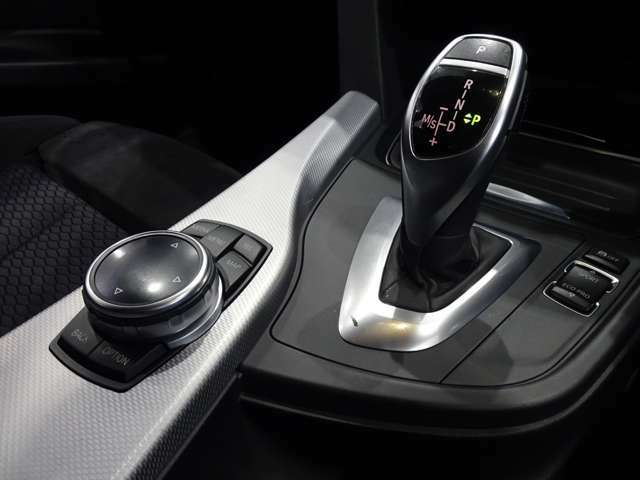 ステップトロニック付きオートマティックと　I　ドライブコントローラー、モニターの操作はこのコントローラーで行いナビやラジオ、車両状況の把握や点検時期の把握までいろいろなことができます。