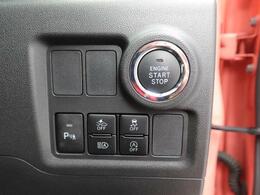 プッシュボタン式エンジンスイッチにより、鍵は室内にあれば、ボタンひとつでエンジンON。夜とかも、いちいち鍵穴を探さなくても大丈夫。