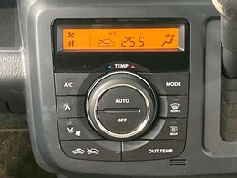 【オートエアコン】一度お好みの温度に設定すれば、車内の温度を検知し風量や温度を自動で調整。暑い…寒い…と何度もスイッチ操作をする必要はありません。快適な車内空間には必須の機能ですね♪