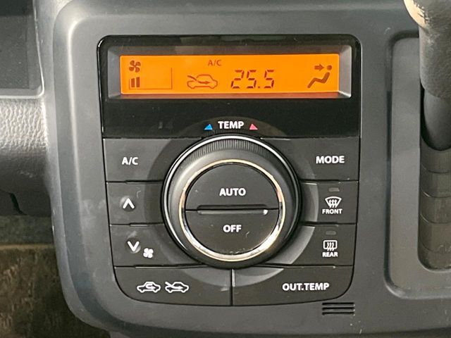 【オートエアコン】一度お好みの温度に設定すれば、車内の温度を検知し風量や温度を自動で調整。暑い…寒い…と何度もスイッチ操作をする必要はありません。快適な車内空間には必須の機能ですね♪