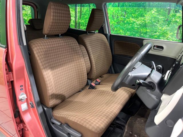 運転席シート廻りは使用感も少なく、良好な状態となっています。丁寧に使われていたことがよくわかりますね。